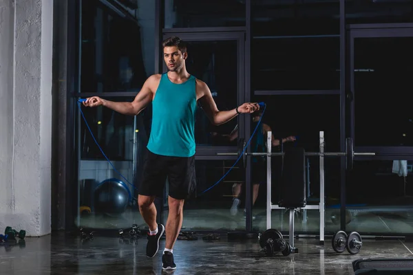 Salto sportivo con corda da salto in palestra — Foto stock