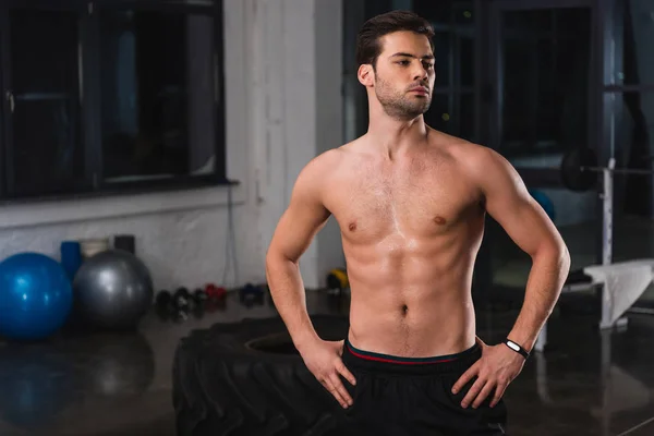 Hemdloser muskulöser Sportler posiert im Fitnessstudio — Stockfoto