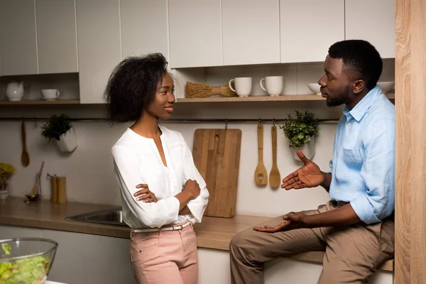 Africano casal americano falando na cozinha — Fotografia de Stock