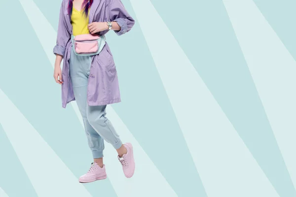 Обрізаний знімок жінки в фіолетовому траншеї пальто з талією — стокове фото