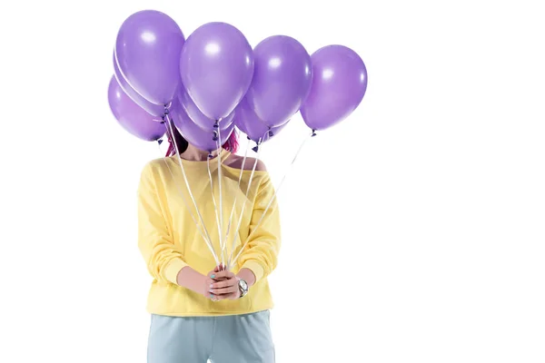 Donna che copre il viso con mazzo di palloncini di elio isolati su bianco — Foto stock