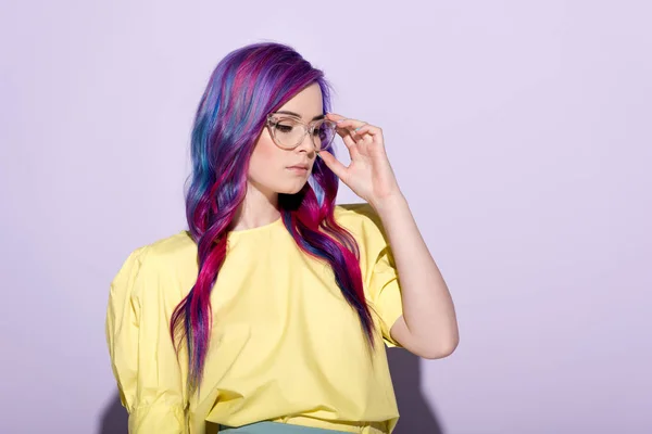 Sinnliche junge Frau mit buntem Haar und stylischer Brille auf rosa — Stockfoto