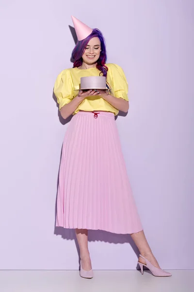 Heureuse jeune femme avec des cheveux colorés tenant gâteau d'anniversaire — Photo de stock