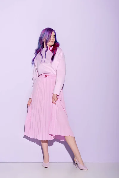 Attrayant jeune femme avec des cheveux colorés sur rose — Stock Photo