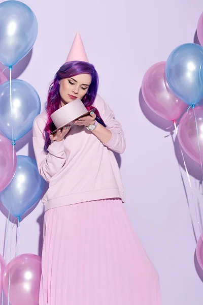 Красива молода жінка з тортом на день народження та повітряними кулями — стокове фото