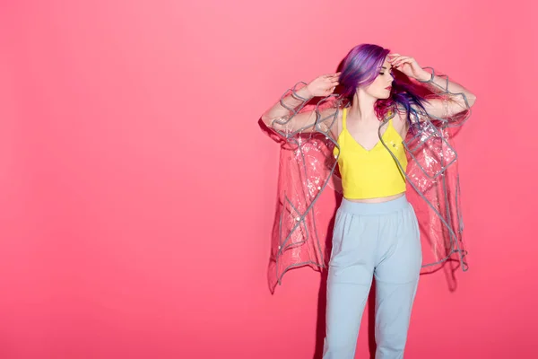 Mujer joven de moda en impermeable transparente en rojo - foto de stock