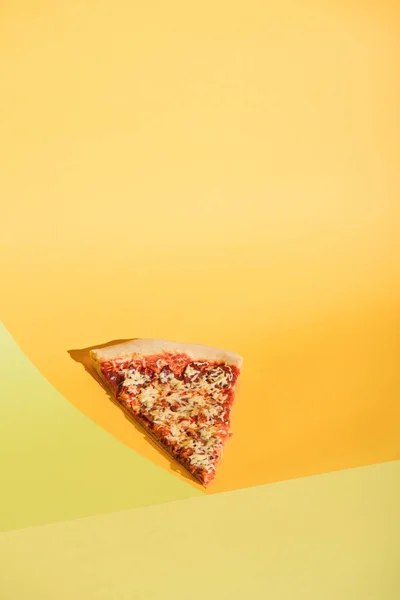 Vista de cerca de pedazo de pizza italiana sobre fondo colorido - foto de stock