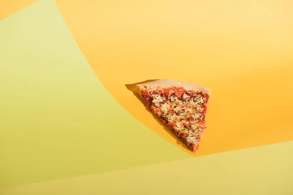 Vista de cerca de pedazo de pizza italiana sobre fondo colorido - foto de stock