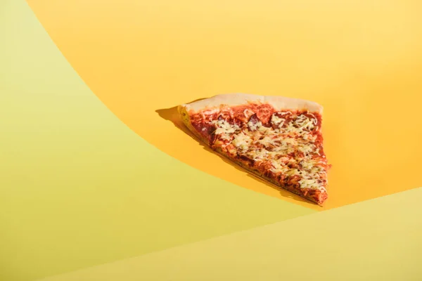 Vista de cerca de pedazo de pizza italiana sobre fondo colorido - foto de stock