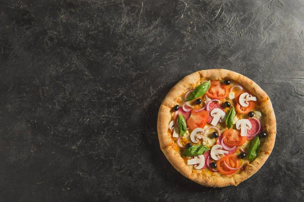 Vista superior de la pizza italiana cocida en la mesa oscura - foto de stock