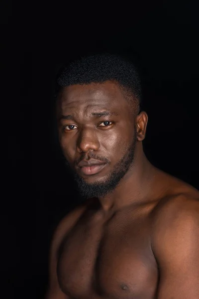 Bonito jovem nu peito afro americano homem olhando para câmera isolado no preto — Fotografia de Stock