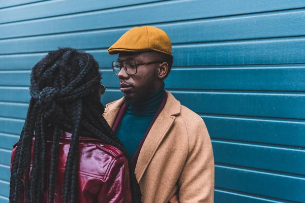 Hermosa pareja afroamericana joven de moda mirándose fuera - foto de stock