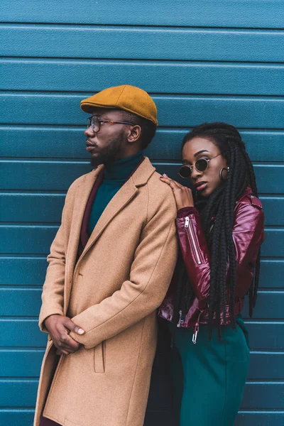 Schöne stilvolle junge afrikanisch-amerikanische Paar in modischem Outfit posiert zusammen draußen — Stockfoto