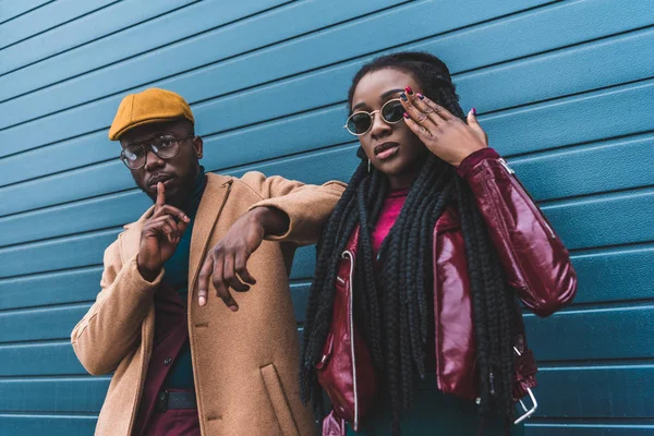 Elegante pareja afroamericana joven de pie juntos en la calle - foto de stock