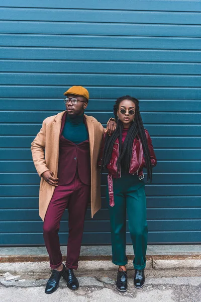 Visão de comprimento total de elegante jovem casal afro-americano posando juntos na rua — Fotografia de Stock