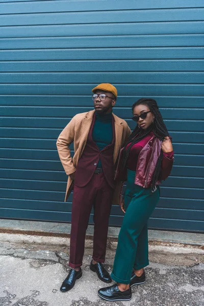 Visão comprimento total do casal americano africano na moda posando juntos na rua — Fotografia de Stock