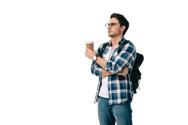 Красивый студент держит кофе в бумажной чашке и смотрит в сторону изолированы на белом — стоковое фото