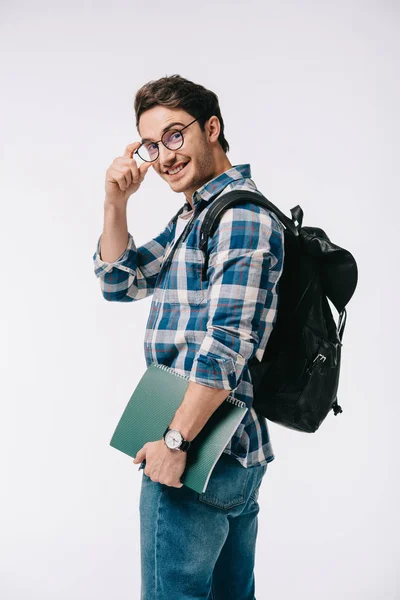 Lächelnde hübsche Studentin, die isoliert auf weiß in die Kamera schaut — Stockfoto