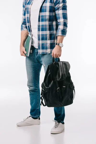 Обрізане зображення студента з рюкзаком та книгою для копіювання ізольовано на білому — стокове фото