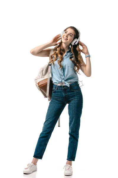 Feliz estudiante hermosa escuchando música con auriculares aislados en blanco - foto de stock