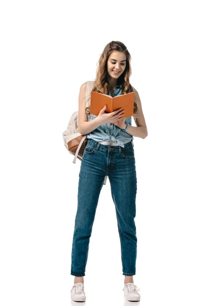 Sonriente hermoso estudiante lectura libro aislado en blanco - foto de stock