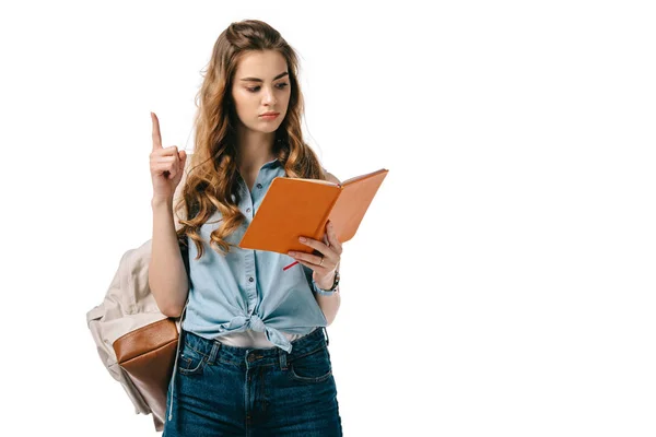 Schöne Studentin zeigt Idee Geste und Buch lesen isoliert auf weiß — Stockfoto
