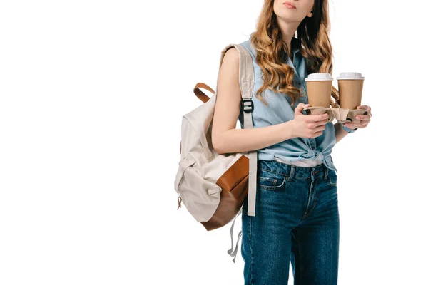 Imagem cortada de estudante segurando café em copos de papel isolados em branco — Fotografia de Stock
