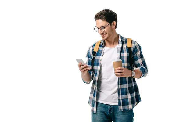 Estudante bonito usando smartphone e segurando café isolado no branco — Fotografia de Stock