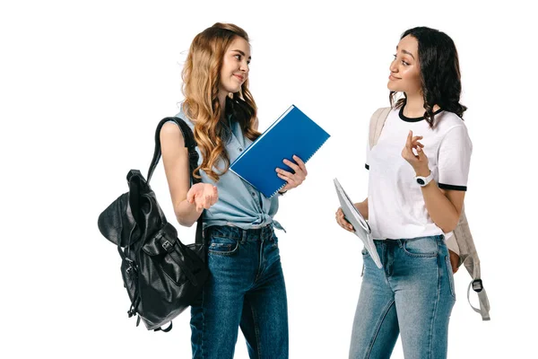 Estudiantes multiculturales hablando aislados en blanco - foto de stock