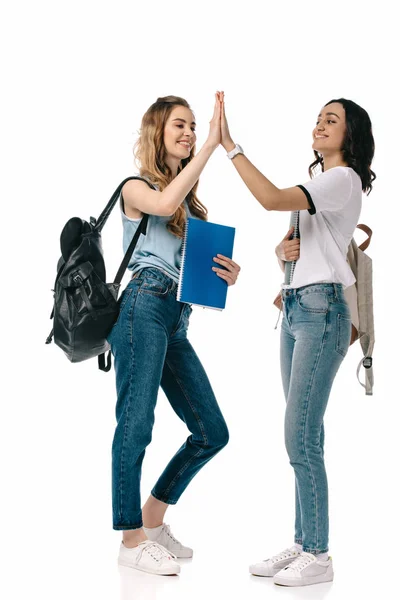 Estudiantes multiculturales dando cinco altos aislados en blanco - foto de stock