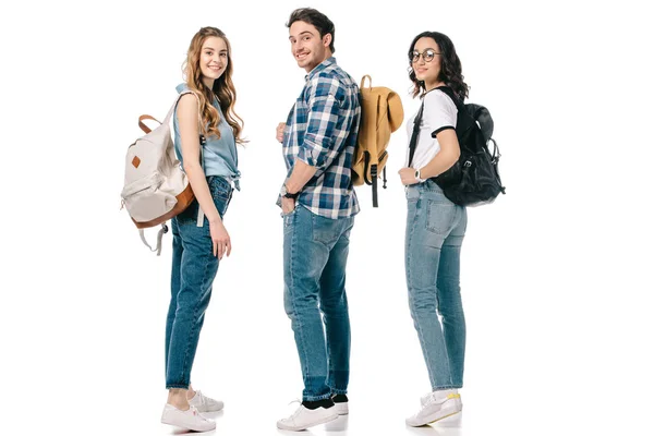 Lächelnde multikulturelle Studenten, die isoliert auf weiß in die Kamera schauen — Stockfoto