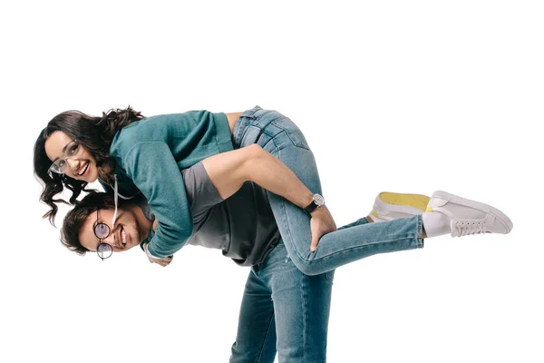 Copain caucasien donnant piggyback à afro-américaine copine isolé sur blanc — Photo de stock