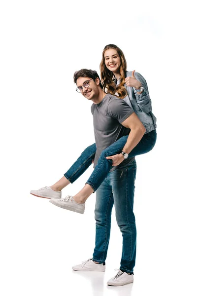 Namorado dando piggyback para namorada e ela mostrando polegar para cima isolado no branco — Fotografia de Stock