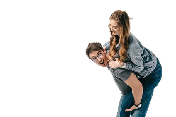 Feliz namorado dando piggyback para namorada isolado no branco — Fotografia de Stock