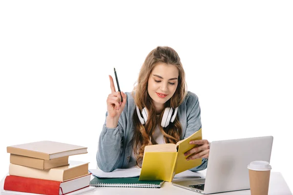 Hermoso estudiante mostrando gesto de idea con pluma aislada en blanco - foto de stock