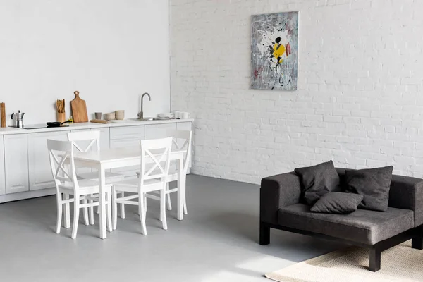 Mesa de comedor en la cocina en el apartamento estudio moderno - foto de stock