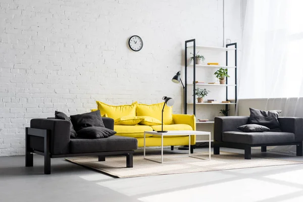 Interno di elegante soggiorno con pareti bianche — Foto stock