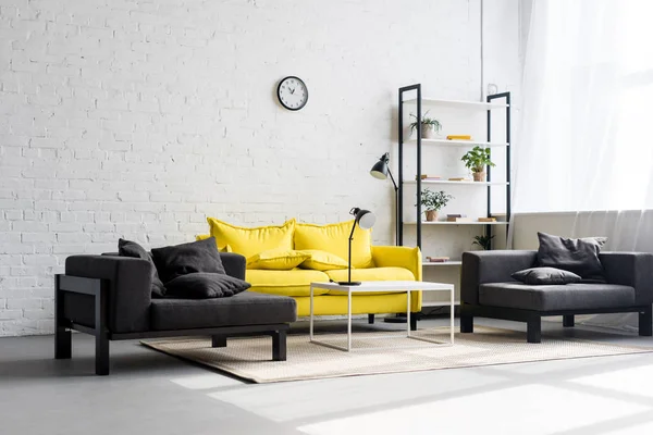 Intérieur du salon élégant avec des murs blancs — Photo de stock