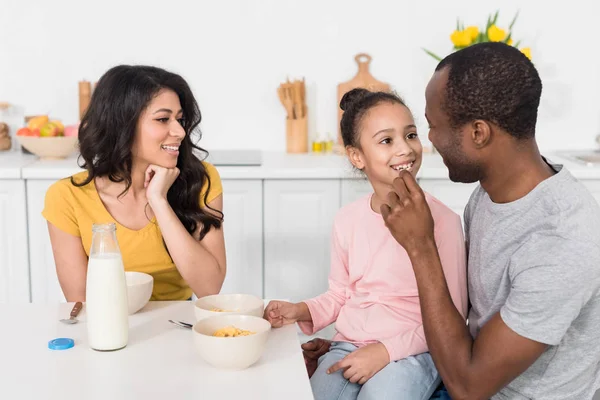 Glückliche junge Familie verbringt Zeit in der Küche zusammen — Stockfoto