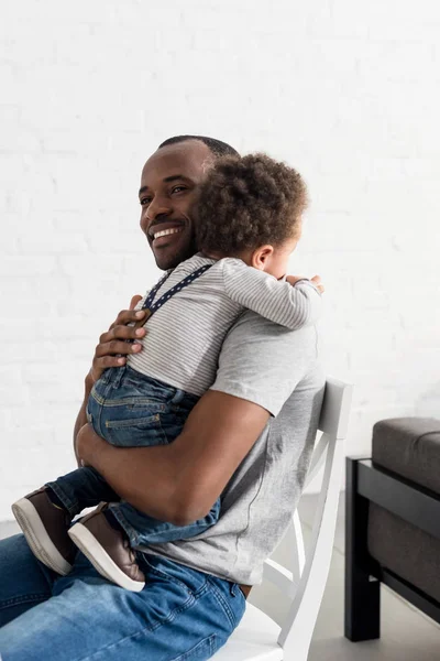 Glücklicher Vater umarmt seinen entzückenden kleinen Sohn — Stockfoto