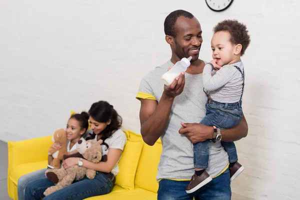 Glückliche Eltern verbringen Zeit mit ihren Kindern zu Hause — Stockfoto