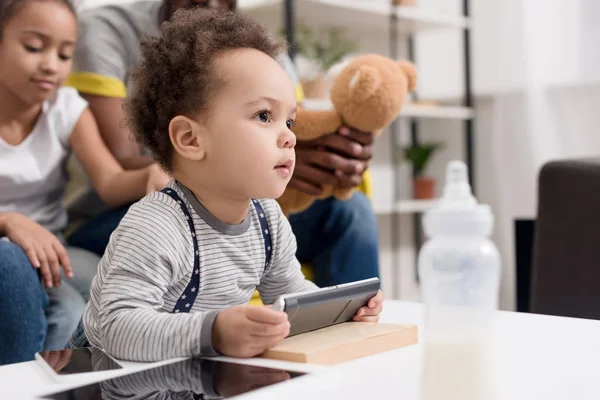 Крупным планом очаровательный маленький ребенок со смартфоном — стоковое фото