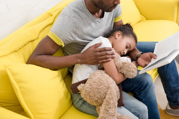 Ritagliato colpo di padre lettura fiaba a figlia mentre dorme sulle ginocchia — Foto stock
