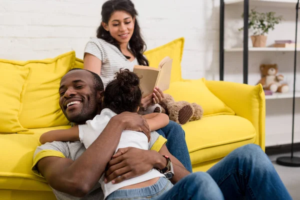 Glückliche junge Familie, die Zeit miteinander zu Hause verbringt — Stockfoto