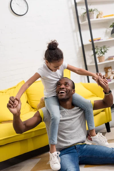 Father and daughter giving shoulder ride for daughter at home — Stock Photo