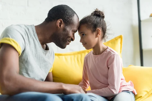 Vater und Tochter schauen einander an und berühren sich mit der Stirn — Stockfoto