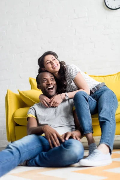 Beau couple afro-américain passer du temps ensemble au salon — Photo de stock