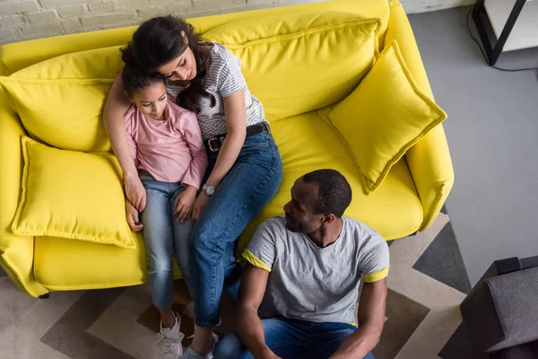 Vista dall'alto di felice giovane famiglia rilassante in soggiorno — Foto stock
