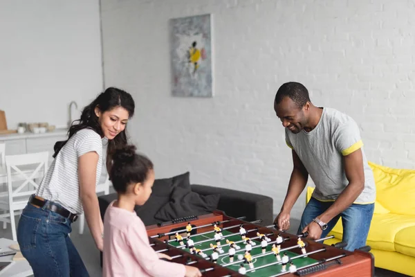Afrikanisch-amerikanische Familie spielt zu Hause gemeinsam Tischfußball — Stockfoto