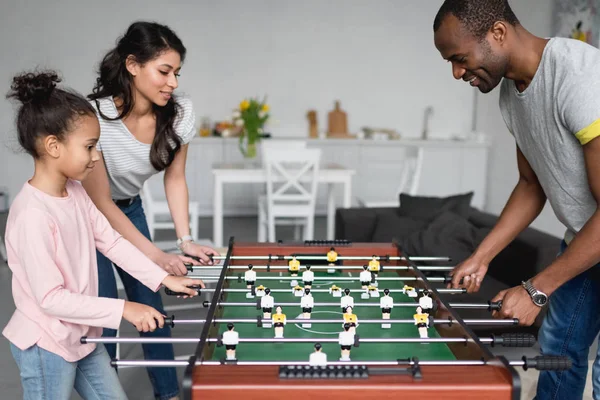 Feliz jovem família jogar futebol de mesa juntos em casa — Fotografia de Stock